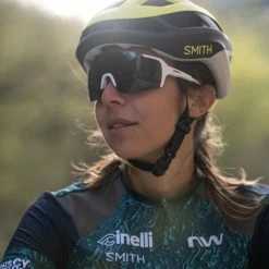 Smith Trace MIPS High-Viz Bike Helmet -Deals Yakima Shop 97259bf7 7eed 40e3 b081 d5e6882a3650